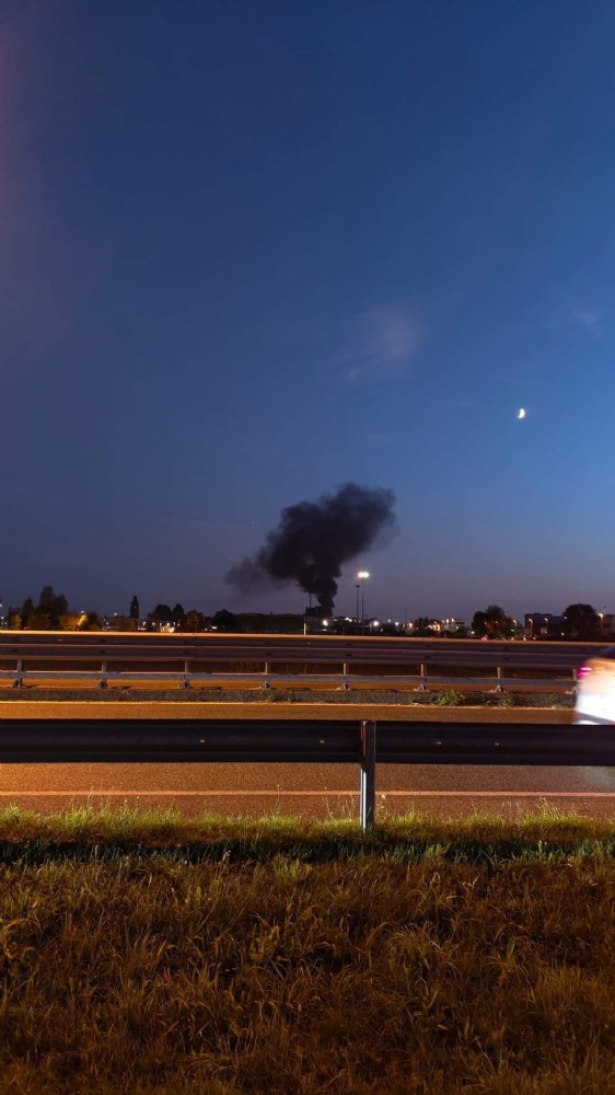 COLLEGNO - Camper a fuoco sotto il cavalcavia di corso Francia: indaga la polizia municipale - FOTO