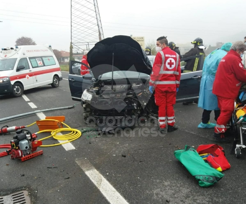 MATHI - Malore mentre guida: auto finisce contro il palo della luce. Conducente in ospedale FOTO