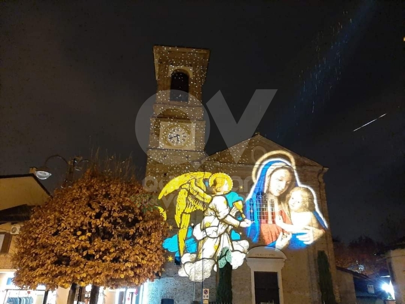 VENARIA-DRUENTO - Si respira l'aria del Natale grazie alle luminarie - FOTO