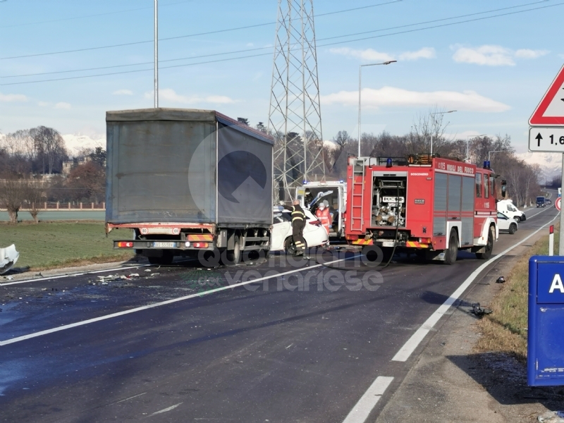 VENARIA - Scontro taxi-camion lungo la provinciale: un ferito FOTO