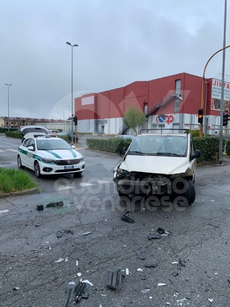 BORGARO - Scontro in via Lanzo fra due auto: una persona ferita - FOTO