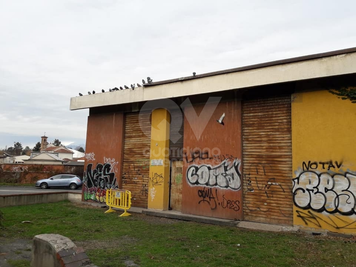 RIVOLI - Avviati i lavori di demolizione dell'ex cabina di trasformazione della filovia Torino-Rivoli
