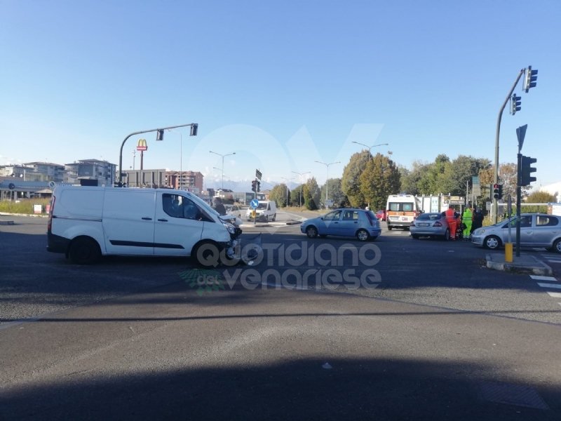 TORINO-VENARIA - Incidente all'incrocio fra strada Altessano e corso Garibaldi: un ferito - FOTO