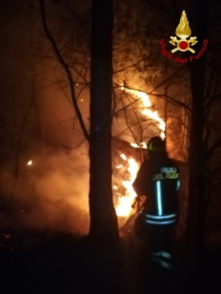 VAL DELLA TORRE - Incendio boschivo: riprese le operazioni, la preoccupazione non diminuisce