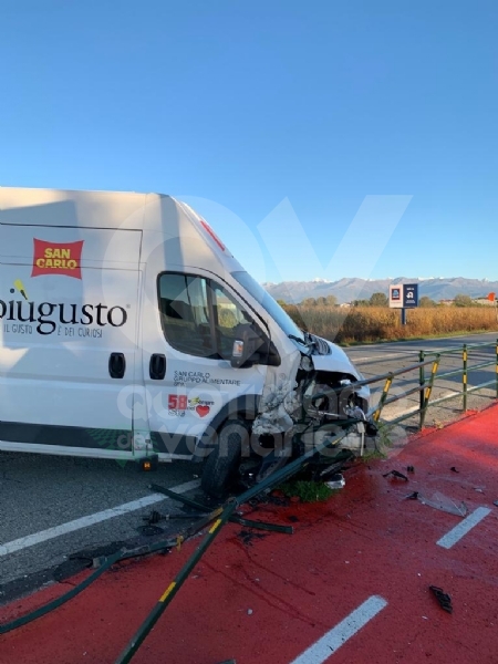 BORGARO - Scontro furgone-auto lungo la provinciale 2: disagi ma nessun ferito - FOTO