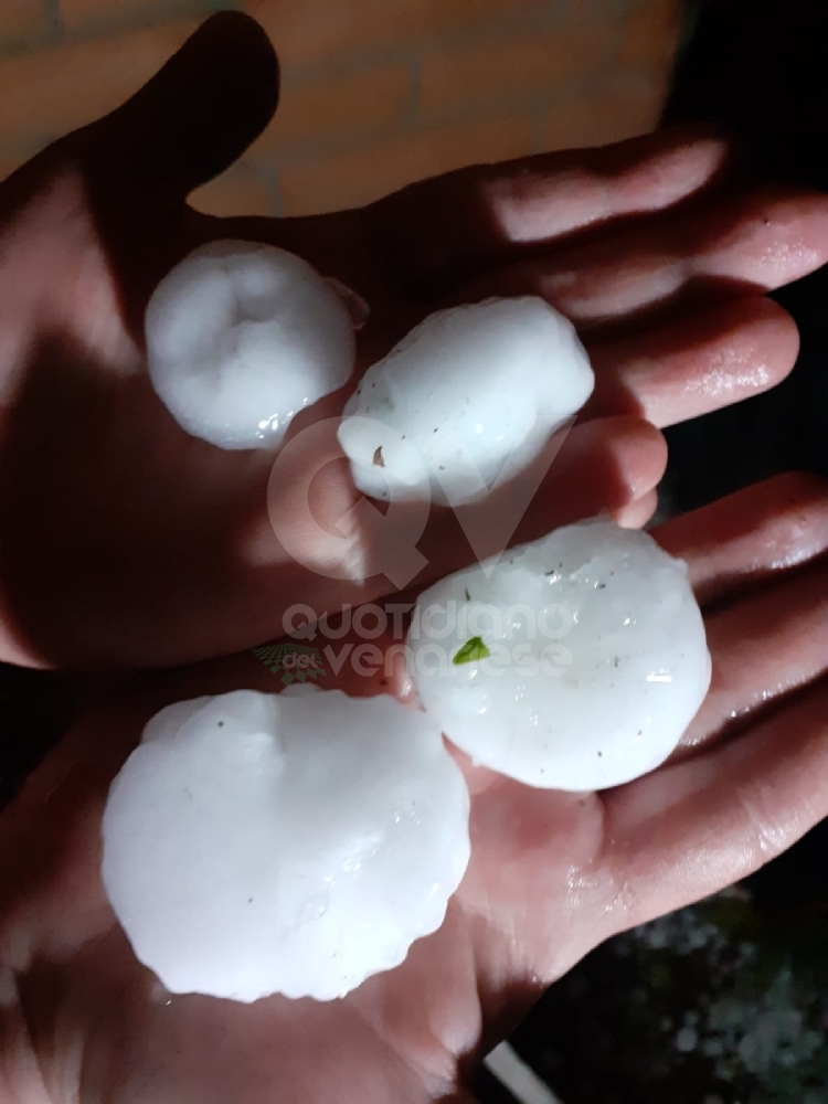 VIOLENTA GRANDINATA - In tutta la zona: chicchi enormi e forte vento. Danni alle auto - FOTO