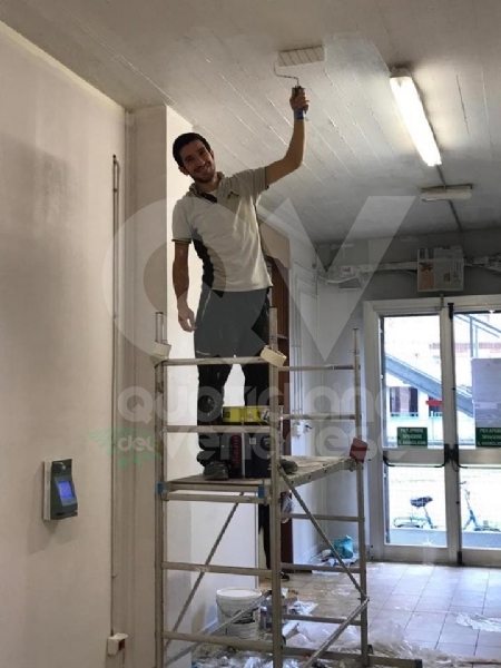VENARIA - Corridoi ridipinti all'Arti e Mestieri di via Amati grazie a &quot;Bricolage del Cuore&quot;