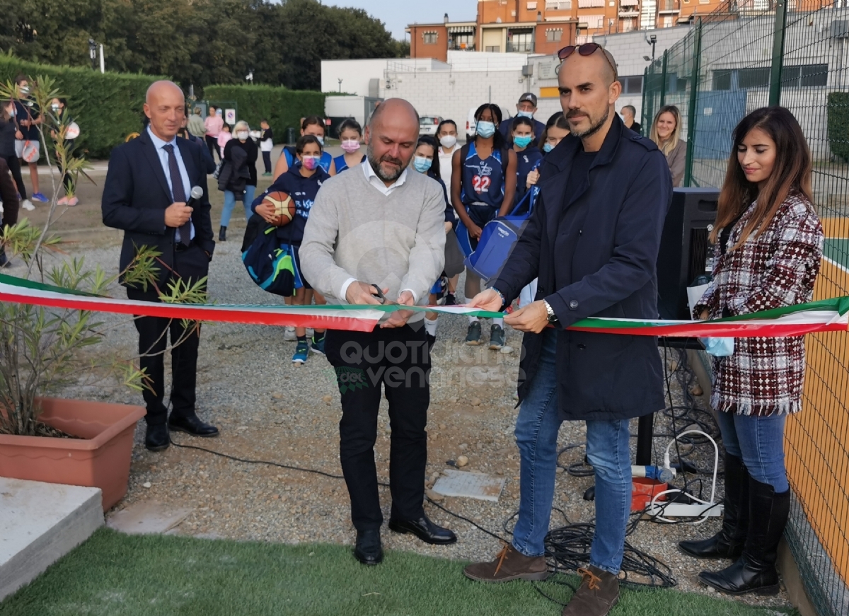 VENARIA - Taglio del nastro per i campi da paddle e del campo da basket allo «Sport Club» - FOTO
