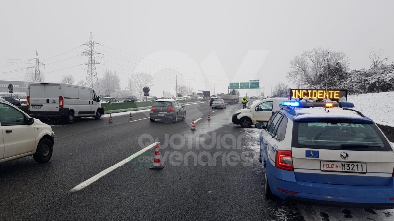 DELIRIO IN TANGENZIALE - Tir in panne e scontro tra due furgoni: caos e code chilometriche