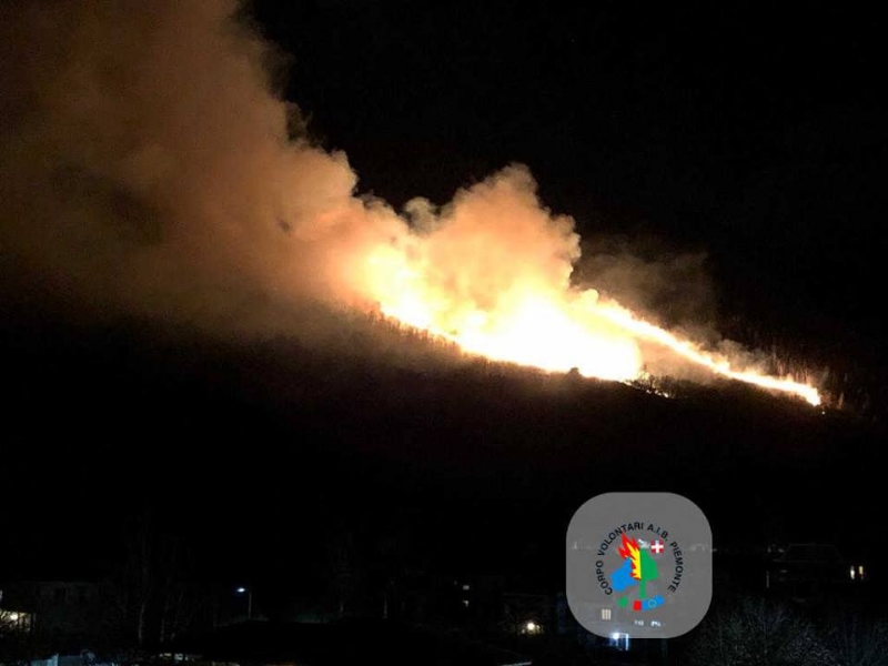 CAFASSE - GIVOLETTO - I boschi continuano a bruciare: Canadair ed elicotteri sul posto