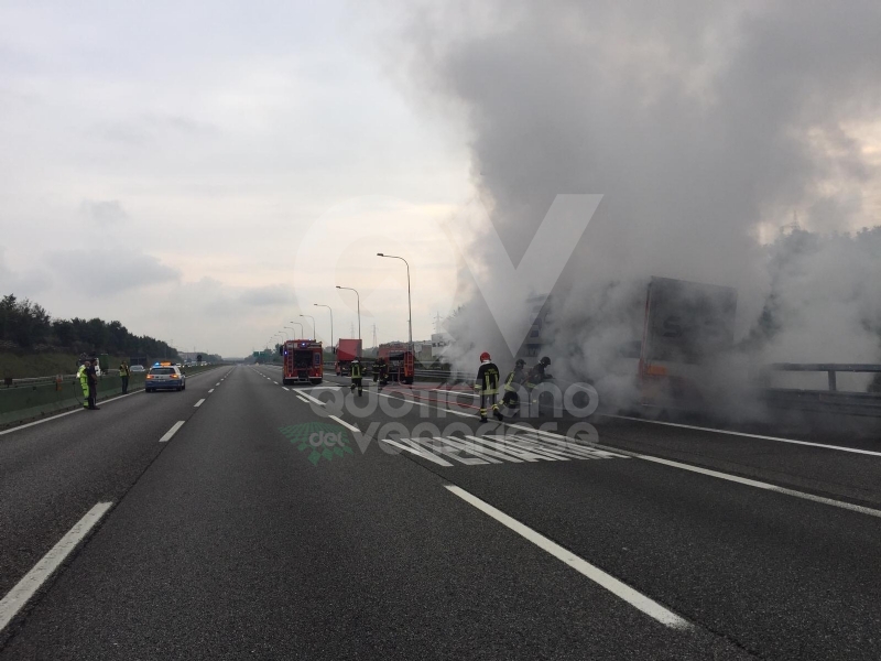VENARIA-BORGARO - Il motore del tir prende fuoco: caos in tangenziale