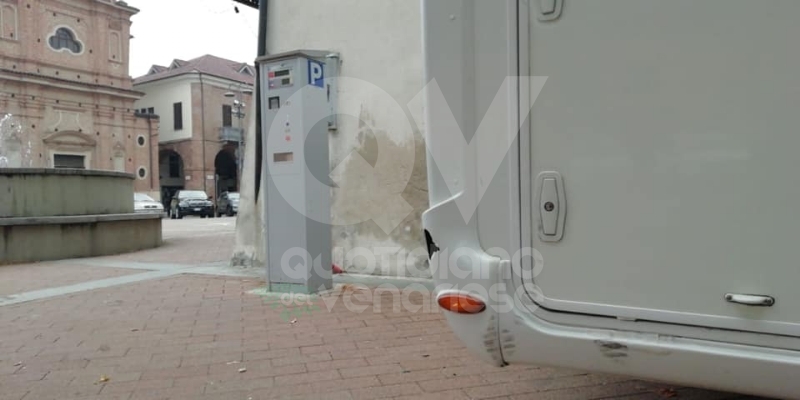 CASELLE - Vandali ancora in azione: danneggiato il «Cardiovan» di piazza Boschiassi - FOTO