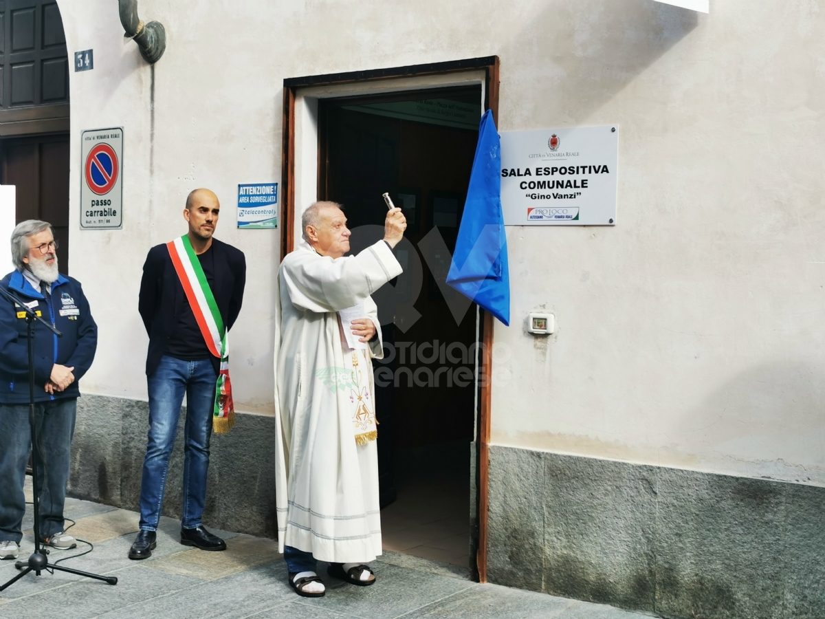 VENARIA - Ricordato Gino Vanzi: una targa sotto la Torre dell'Orologio e l'intitolazione della sala mostre - FOTO