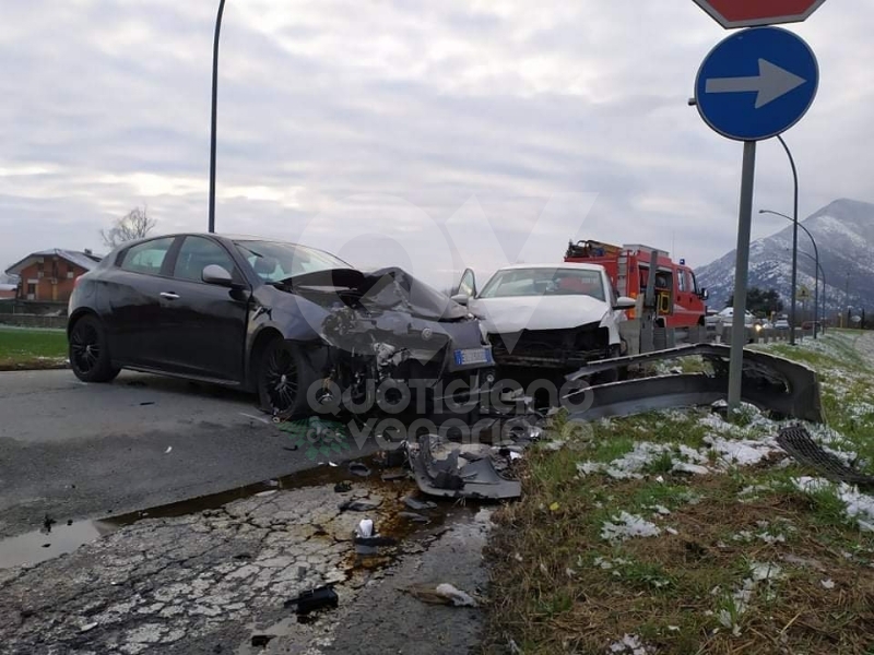 ALPIGNANO - Violento scontro frontale vicino alla ex Philips: un ferito - FOTO
