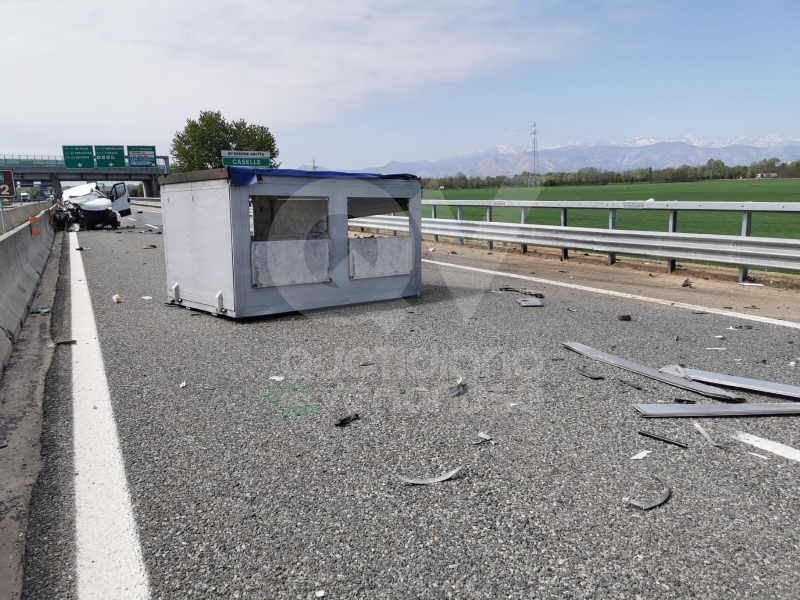 TORINO-CASELLE - Furgone finisce contro le barriere in cemento: un ferito e disagi in tangenziale