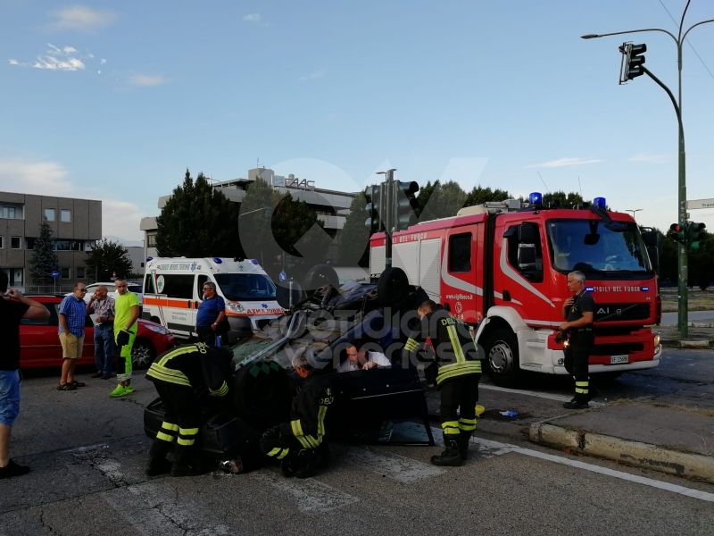 TORINO - VENARIA - Incidente all'incrocio vicino alla Cittadella della Juve: tre feriti