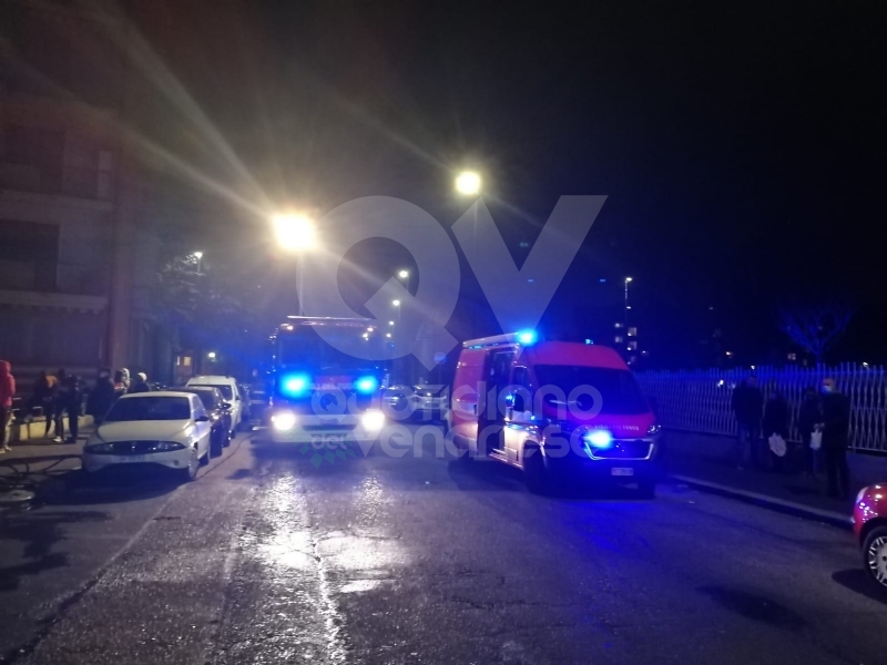 TORINO-VENARIA - Incendio in un alloggio di via Berrino: anziana intossicata, palazzina evacuata