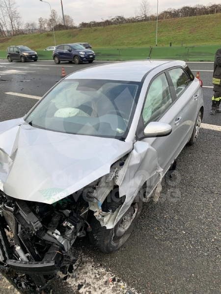 VENARIA - Pauroso incidente: auto finisce contro i jersey in cemento, ferito venariese del '98
