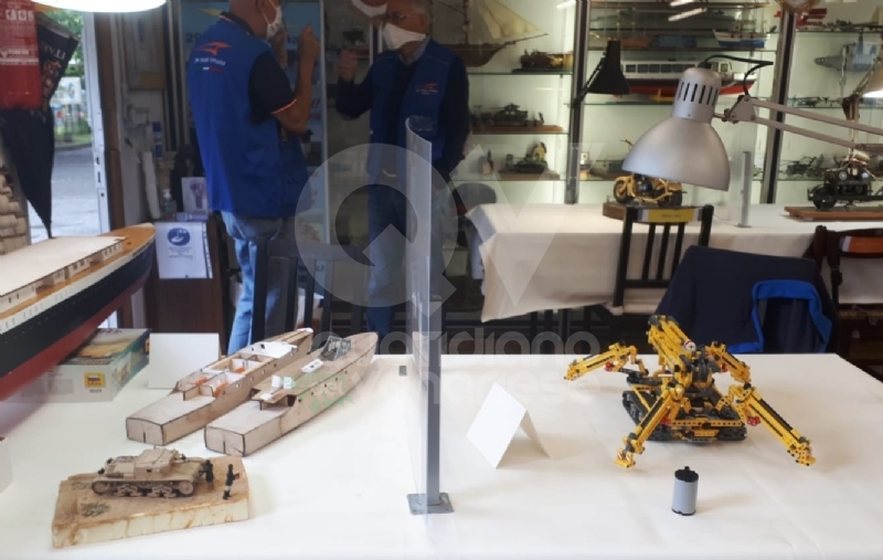 VENARIA - I modellisti del «296 Model» tornano all'opera. Ma con plexiglas e igienizzanti