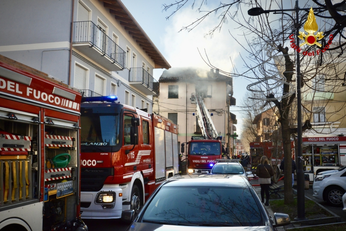 INCENDIO A MATHI - In un alloggio in via Caporossi: mamma e tre figli scappano in tempo - FOTO E VIDEO