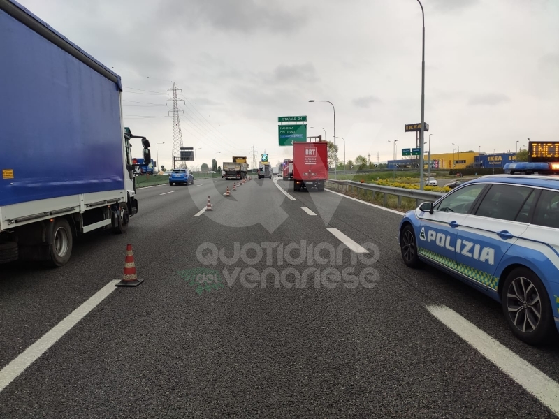 COLLEGNO - Incidente in tangenziale: cinque mezzi coinvolti, un ferito - FOTO