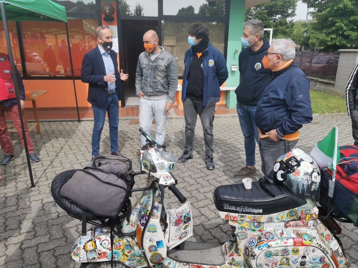 VENARIA - Il «Vespa Club» incontra Andrea Fucile, il 36enne che vuole girare il mondo in Vespa - FOTO