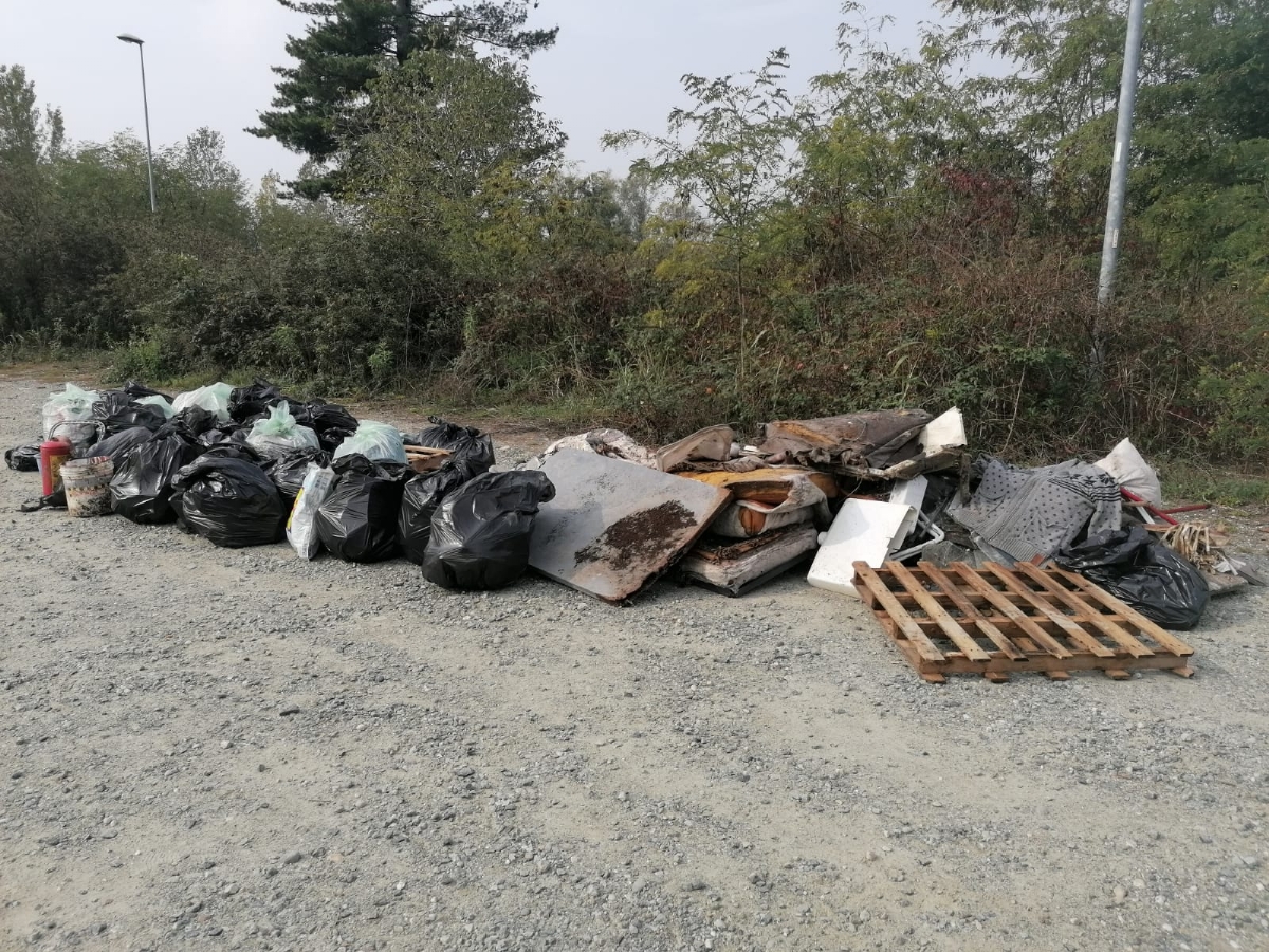 BORGARO - Successo per «Puliamo insieme il parco Chico Mendes»: tanti sacchi neri colmi di rifiuti - FOTO