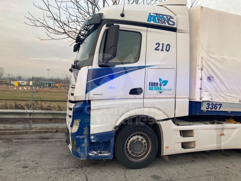 SCONTRO IN TANGENZIALE Tra un tir e una Land Rover: due feriti