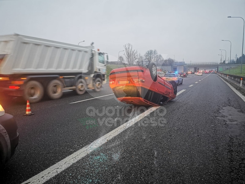 VENARIA-BORGARO - Perde il controllo dell'auto e si ribalta in tangenziale: illeso