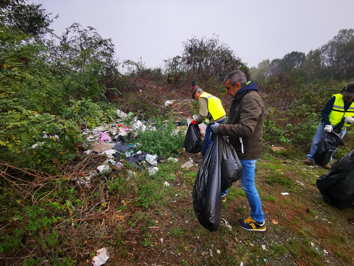 BORGARO - Successo per «Puliamo insieme il parco Chico Mendes»: tanti sacchi neri colmi di rifiuti - FOTO