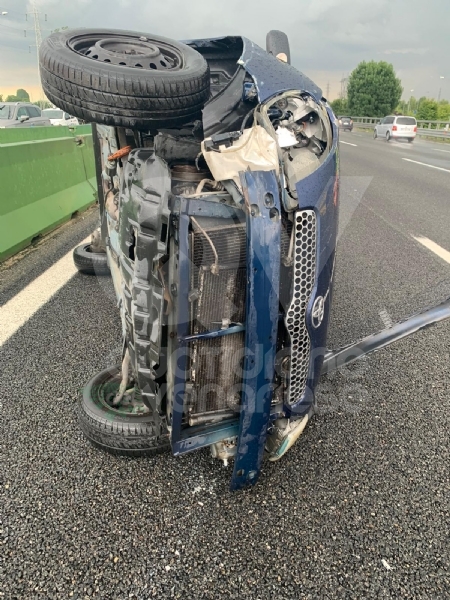 COLLEGNO - Si ribalta con la Yaris in tangenziale: miracolosamente illeso - FOTO