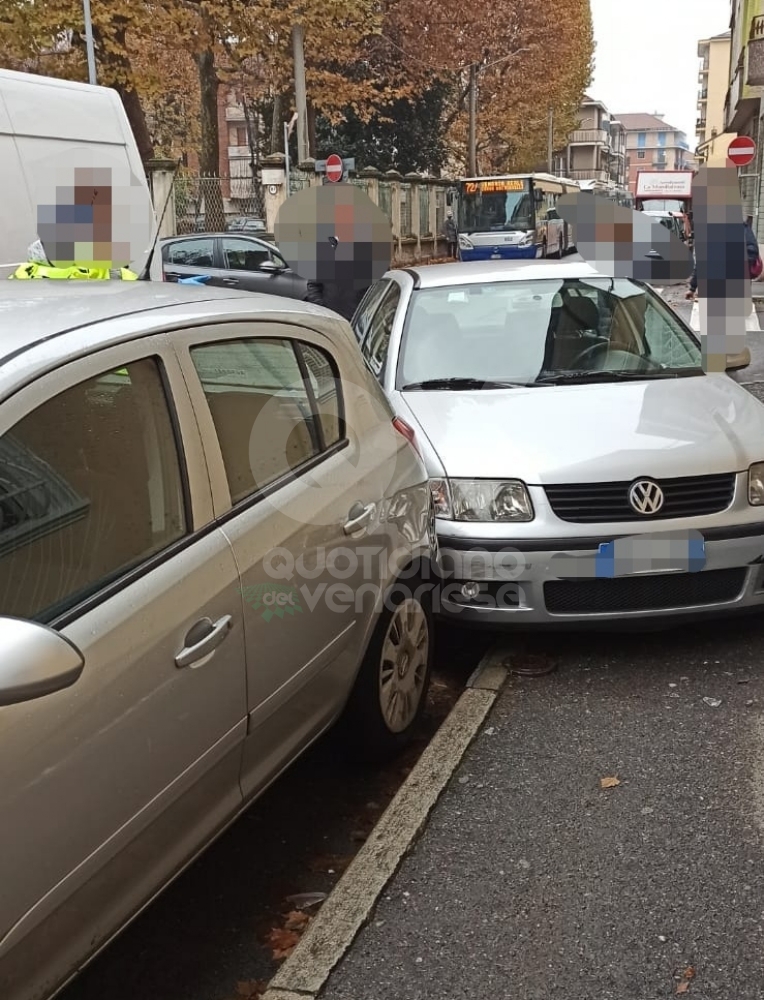 INCIDENTE A VENARIA - Scontro auto-furgone all'incrocio tra via Sauro e via Trento: tre feriti - FOTO