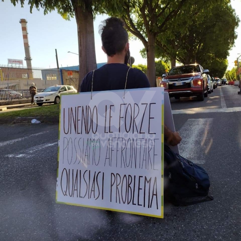 PROTESTA IN CORSO FRANCIA - Seduti a centro strada davanti alla sede della «Leonardo»
