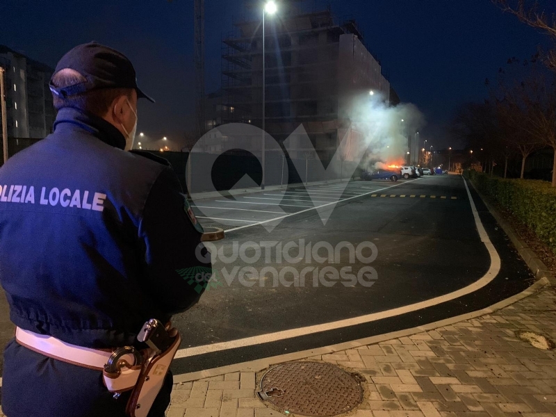 BORGARO - Doppio incendio in città: a fuoco cumuli di rifiuti e una macchina - FOTO