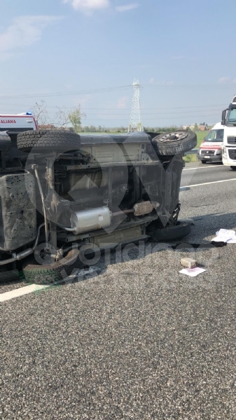 COLLEGNO - Doppio incidente in tangenziale: auto ribaltata, traffico in tilt.