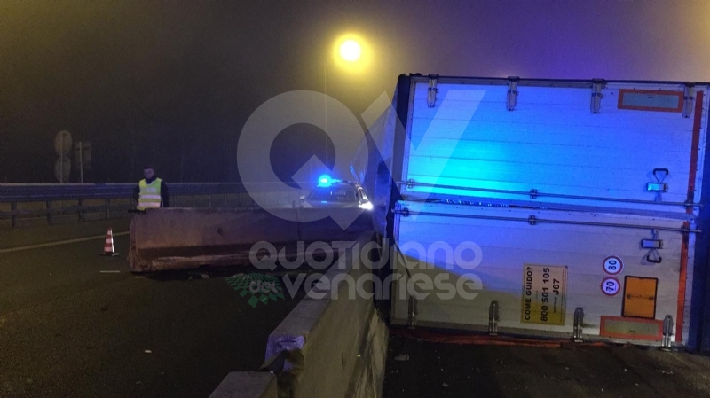 RIVOLI - Il tir si ribalta in tangenziale. Due i feriti: uno è grave al Cto - FOTO