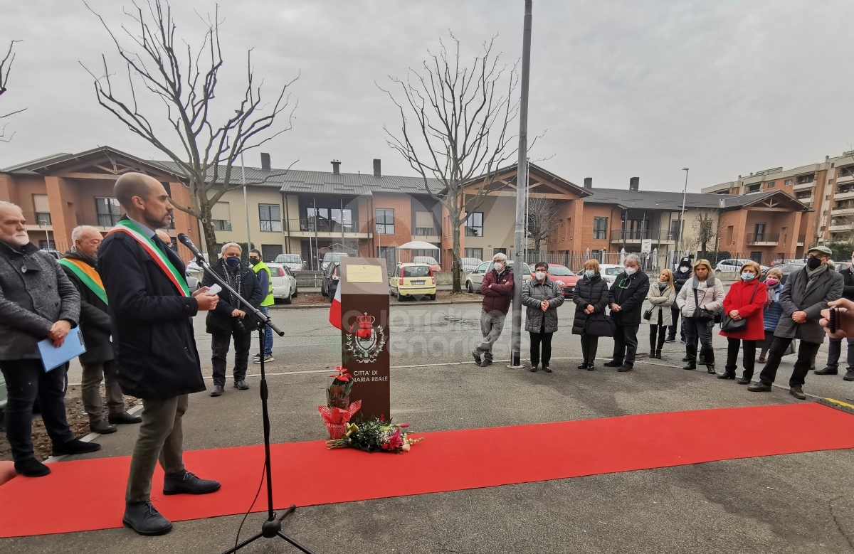 VENARIA - In via Fratelli Cervi svelata la targa a ricordo delle vittime del covid - FOTO