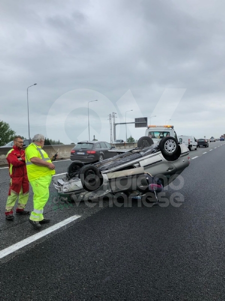 CAOS IN TANGENZIALE - Raffica di incidenti: due auto ribaltate e tre feriti