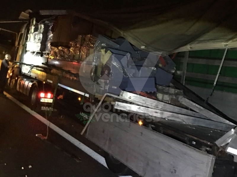 RIVOLI - Scontro tra due tir in tangenziale: un autotrasportatore finisce in ospedale