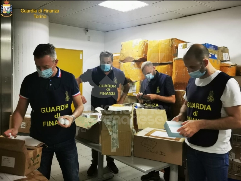 CASELLE - Commerciavano mascherine, gel e Covid-test di dubbia provenienza: farmacisti nei guai