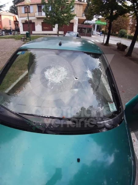 COLLEGNO - Vandali in azione: mandati in frantumi i vetri di un'auto parcheggiata