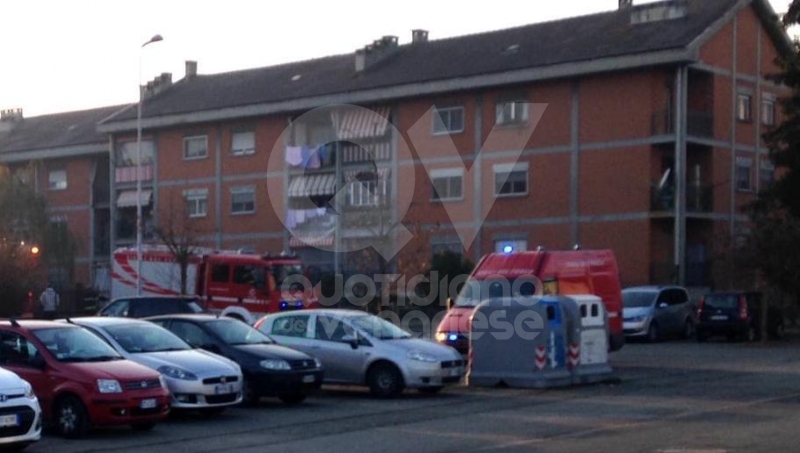 VENARIA - Incendio in un appartamento di via Dante: a fuoco il sacco dell'immondizia - FOTO