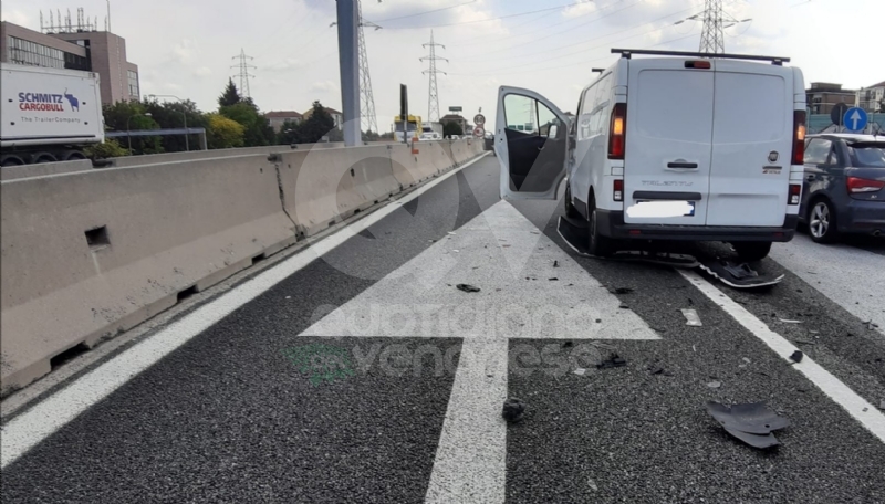 RIVOLI - Due mezzi si scontrano in tangenziale: un ferito e caos per quasi un'ora