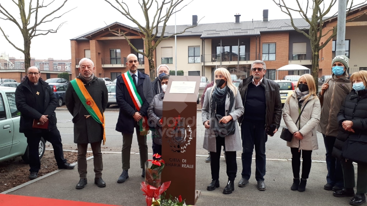 VENARIA - In via Fratelli Cervi svelata la targa a ricordo delle vittime del covid - FOTO