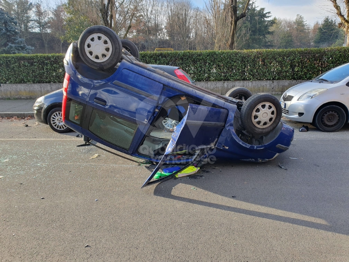INCIDENTE A VENARIA - Scontro fra due auto: una si ribalta. Donna in ospedale - FOTO