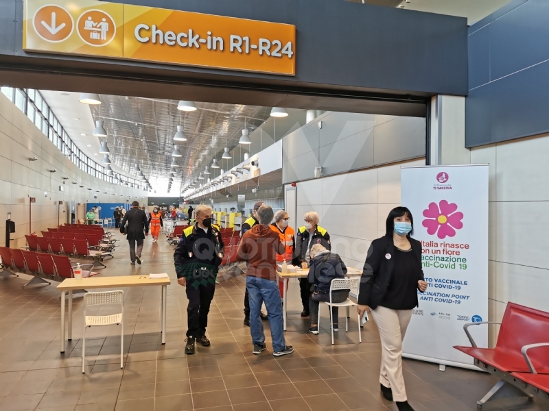 CASELLE - In aeroporto decolla il nuovo punto vaccinale: fino a mille vaccini al giorno - FOTO