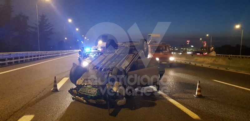 SAVONERA-COLLEGNO - Auto si ribalta: donna rimane bloccata a causa dell'airbag