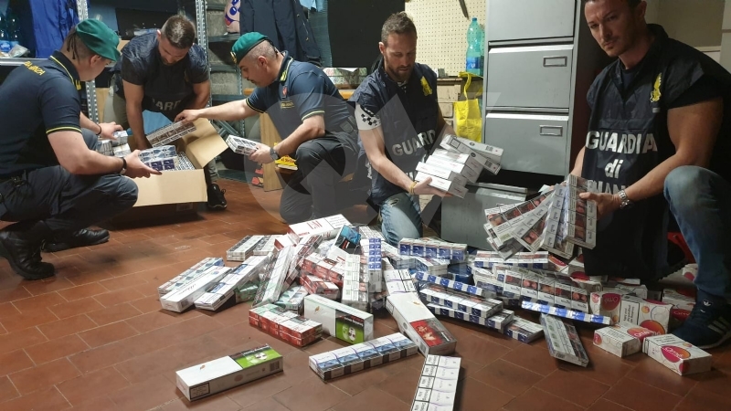 GRUGLIASCO - 500 kg di sigarette di contrabbando nascoste nei garage: 40enne denunciato