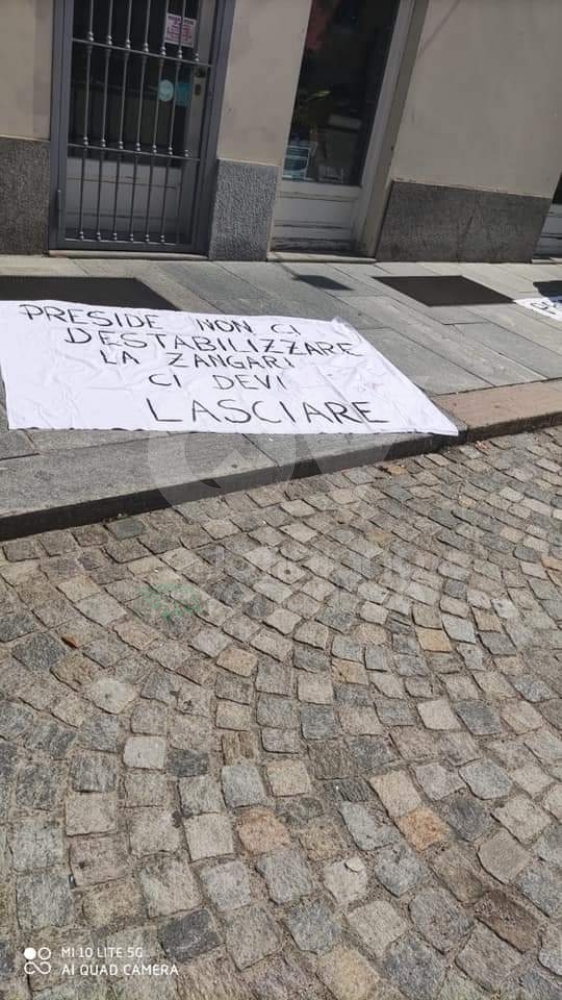 VENARIA - Protesta dei genitori della elementare De Amicis: «preside non cambiarci la maestra»