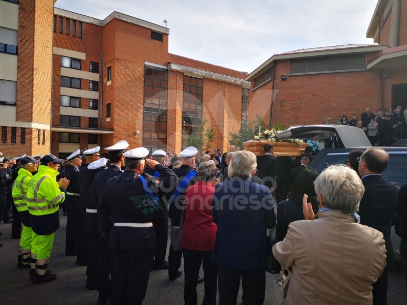 RIVOLI - L'addio a Massimiliano Pirrazzo: una folla commossa in chiesa per l'ultimo saluto - FOTO